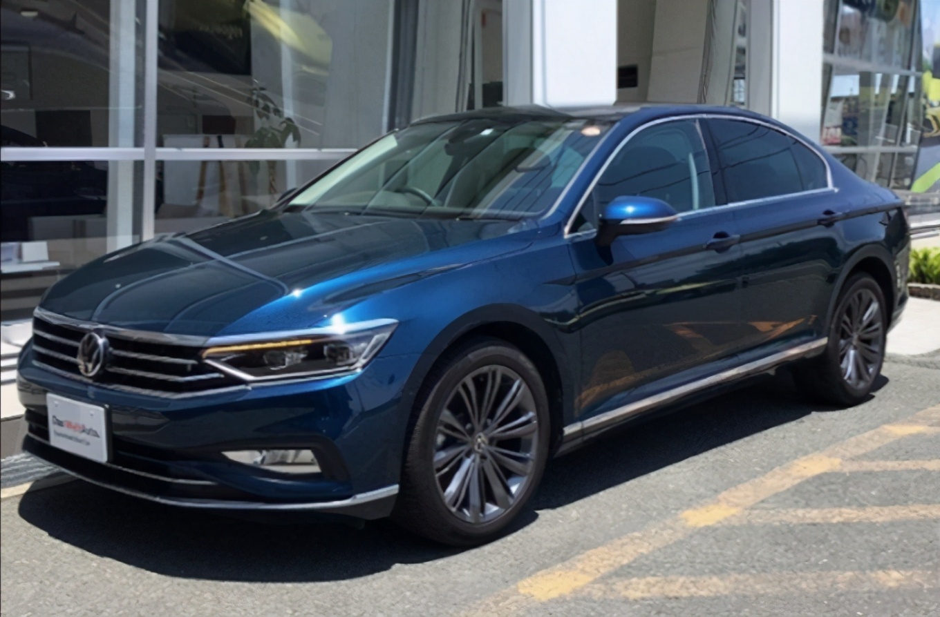 柴油帕萨特实拍20t引擎19寸轮毂运动座椅比雅阁帅气