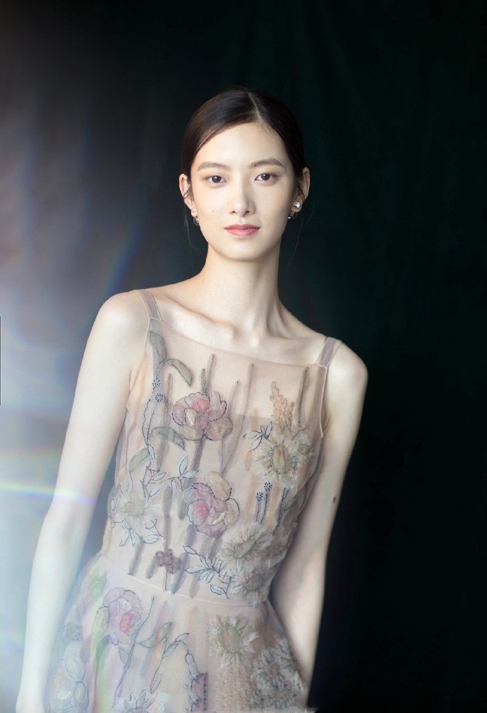 刺绣|金大川前女友好高级！项偞婧刺绣长裙现身，179cm身高这气质绝了