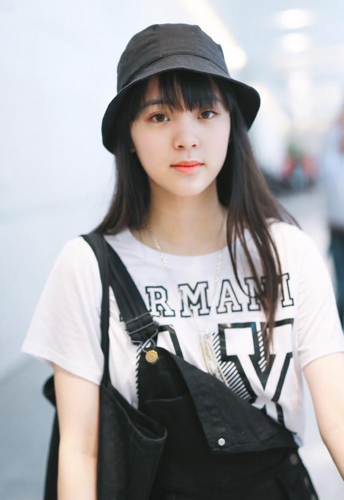 因为|欧阳娜娜看起来还是很娇嫩的！婴儿肥脸+吊带裤，学生范都出来了