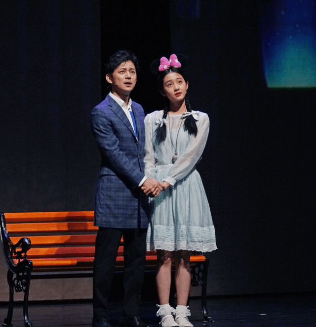 气质|多多与话剧演员们合影，身高直逼何炅气质出众，高清舞台照再曝光