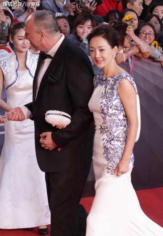 美眉|牛莉“阿姨辈”里最会打扮,一袭白色无袖礼服干净清爽,身材婀娜