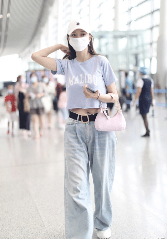 lou|沈梦辰：“炫腹”迷人身段，半身衣T恤+宽松牛仔裤展现青春与阳光