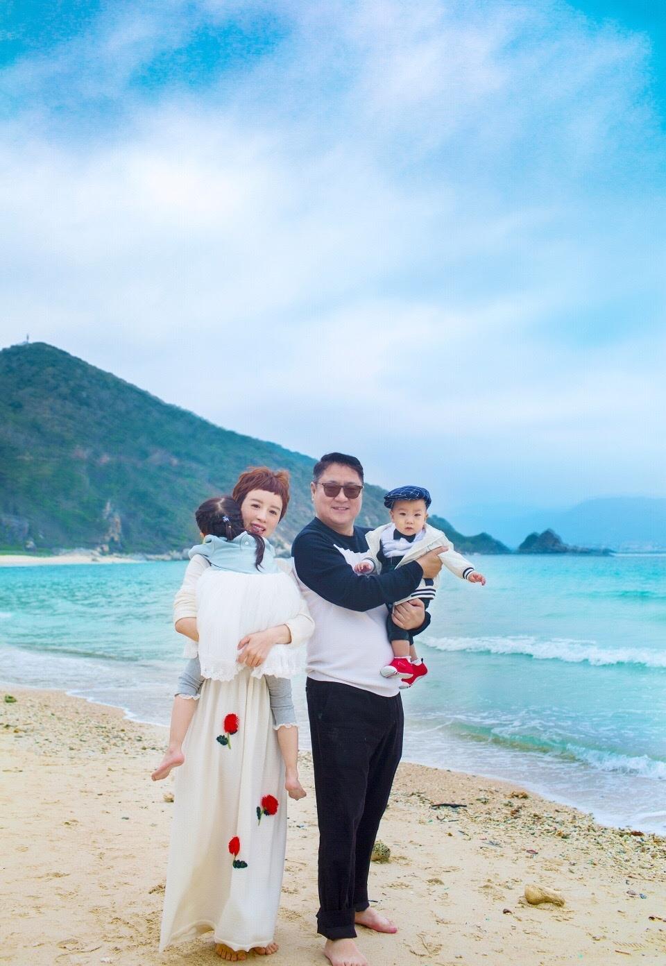 老公|金巧巧携老公现身，一袭百褶裙气质出众，48岁老公休闲装好接地气