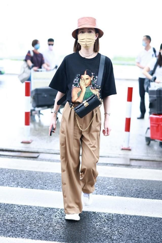 保鲜|佘诗曼颜值“保鲜”，穿阔腿裤秀骨感身材，46岁走路带风好潇洒