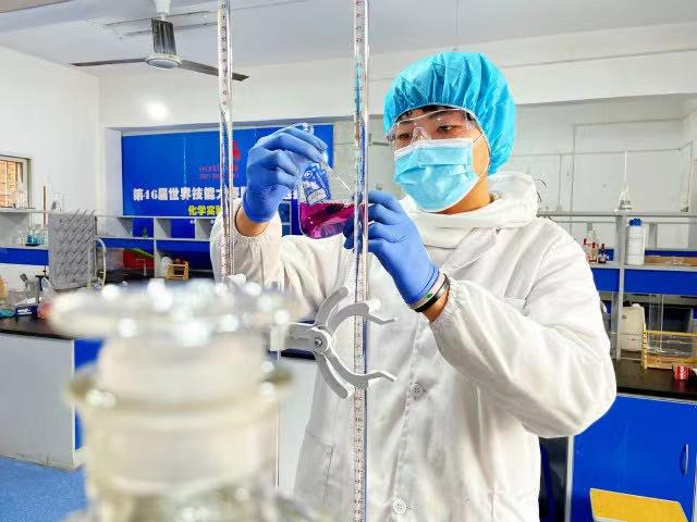 陕西日报点名报道西安石油化工技工学校张前前同学-陕西考生网_实验