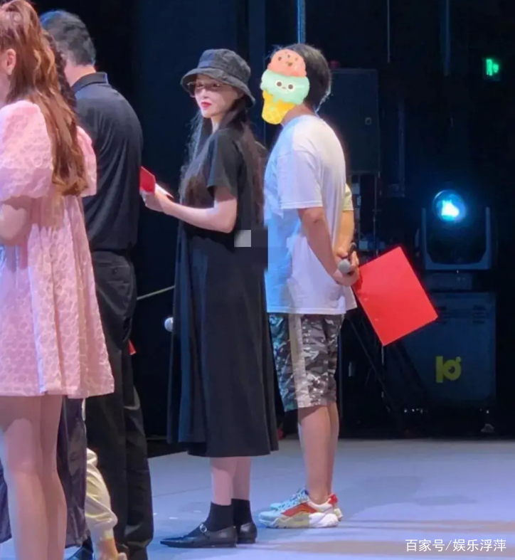 活动|唐嫣小腹隆起疑怀二胎，当她晒出对镜自拍照，从腰围看出是否怀孕