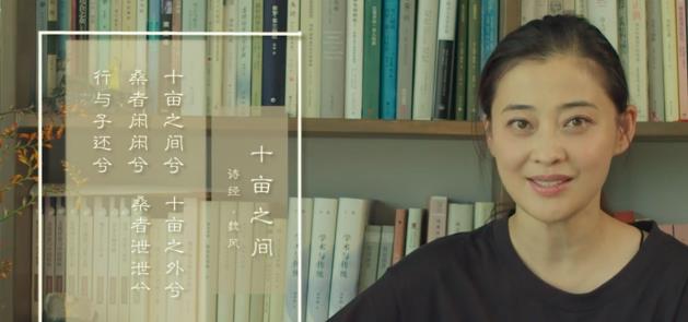 马尾|46岁梅婷罕见素颜出镜！皮肤白皙发际线却偏高，穿T恤有书香门第范