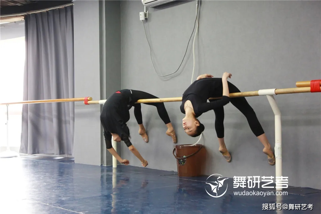 两臂向上抬起,由上向后带动肩,胸,腰,髋依次向后,将腰放在把杆上,形成