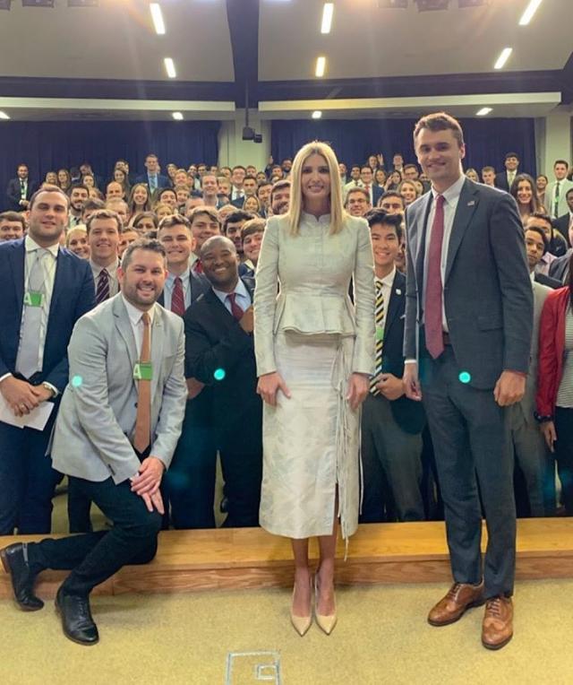 设计|伊万卡似真人芭比,这么紧的裙装都能塞进去,婀娜身段不像38岁