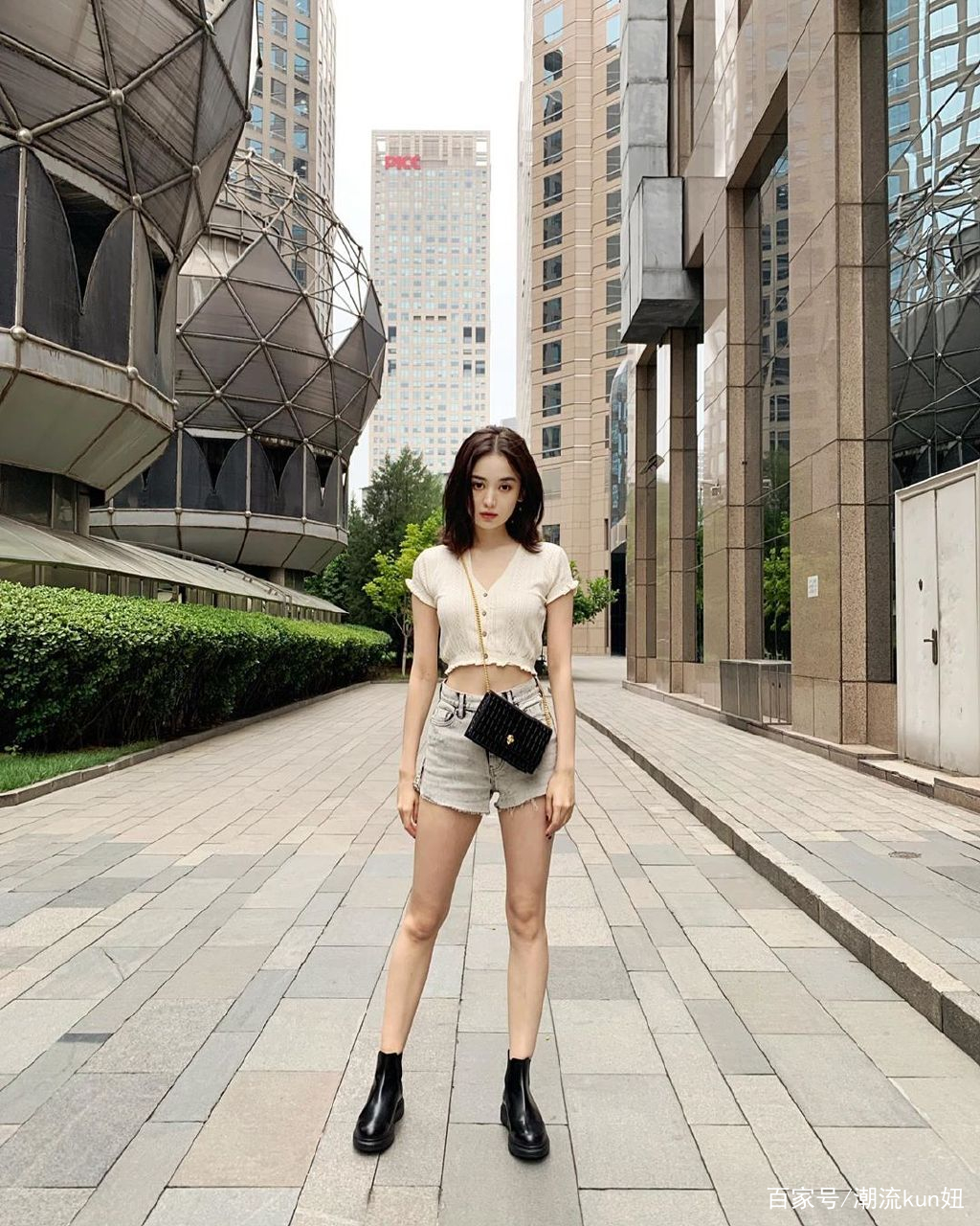 黑色|古力娜扎真会穿,吊带连衣裙凸显大长腿,皮肤白皙惹人羡