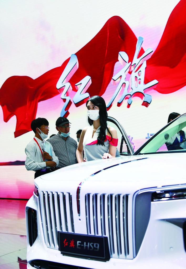 驻足欣赏红旗经典车型第十八届中国(长春)国际汽车博览会人气火爆10日
