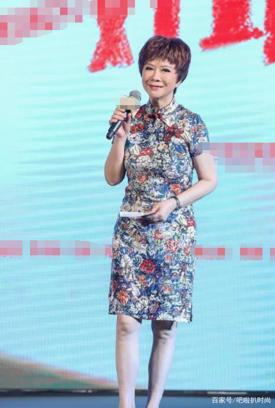 蓝色|57岁蔡明终于服老!白长褂配白长裙道骨仙风,俨然是位慈祥老奶奶