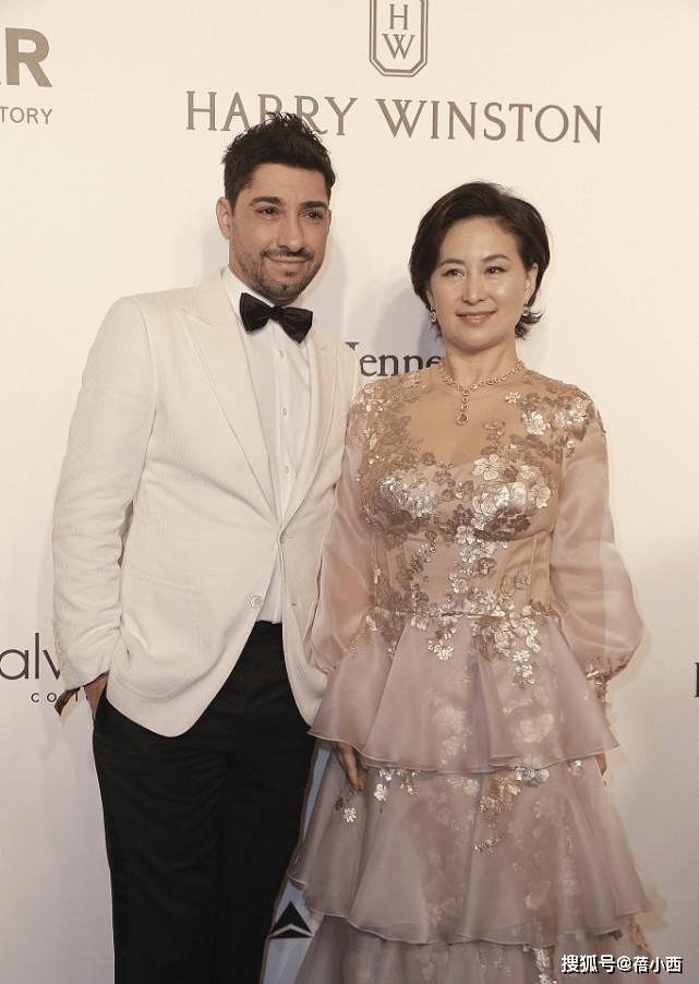 何超琼|何超琼不愧是赌王最爱的女儿，气场很难被超越，穿镂空裙也很高级