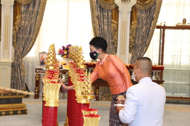 身材|泰国嫡长公主预热颂妃生辰!衬衫搭半裙似明媚少女,剪寸头太飒了