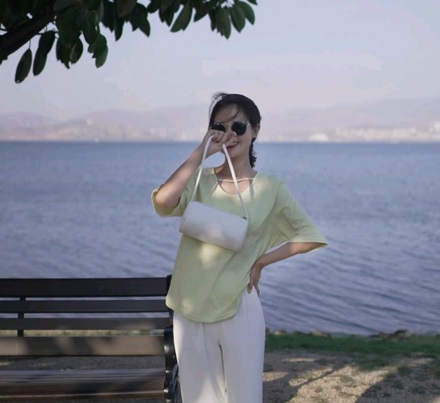 服装|日常穿搭可以很简约，但要清爽干净，穿上基础款也会很好看