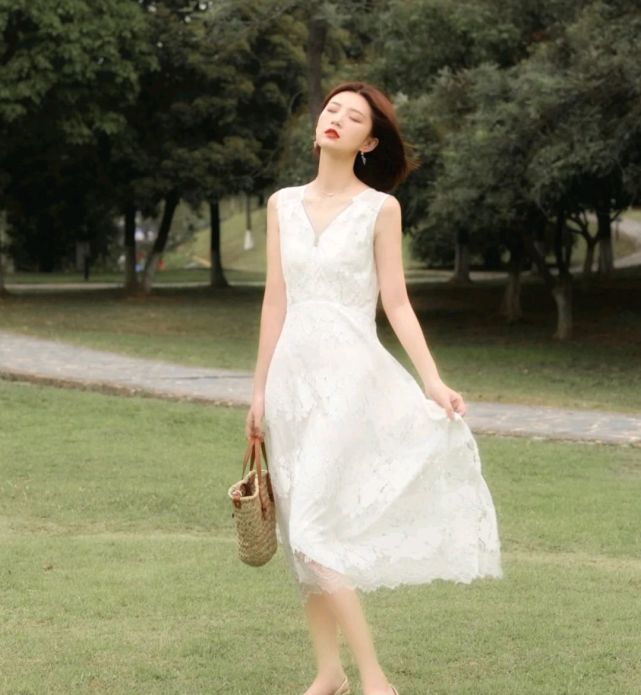 魅力|夏季怎能少得了穿吊带连衣裙？穿上合适的吊带连衣裙，凉爽又温柔