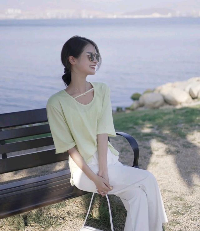 服装|日常穿搭可以很简约，但要清爽干净，穿上基础款也会很好看