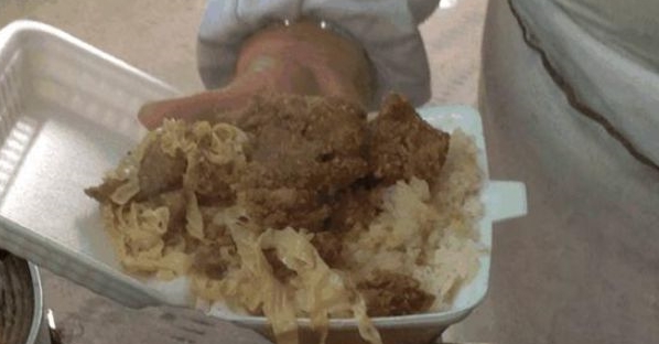 美食|大叔街头卖经典早餐，一份10块，上班族的最爱，顾客：午饭都省了