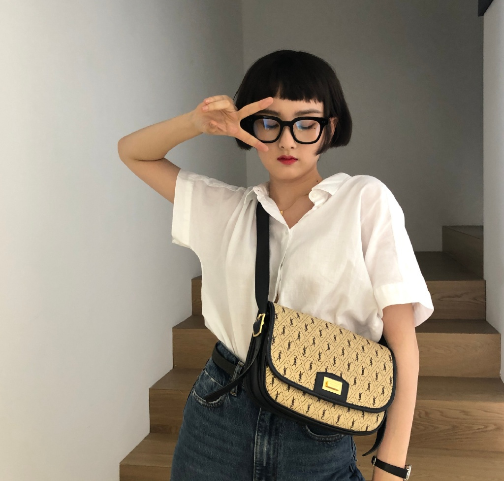 作用|元气少女宋祖儿,白色无袖连衣裙搭配高马尾,可爱甜美清灵动人