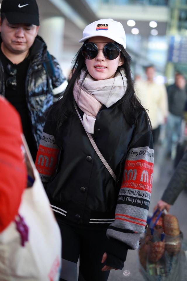 发型|刘亦菲就是会穿，一款西服搭配超短裙白T恤，大长腿实力抢镜