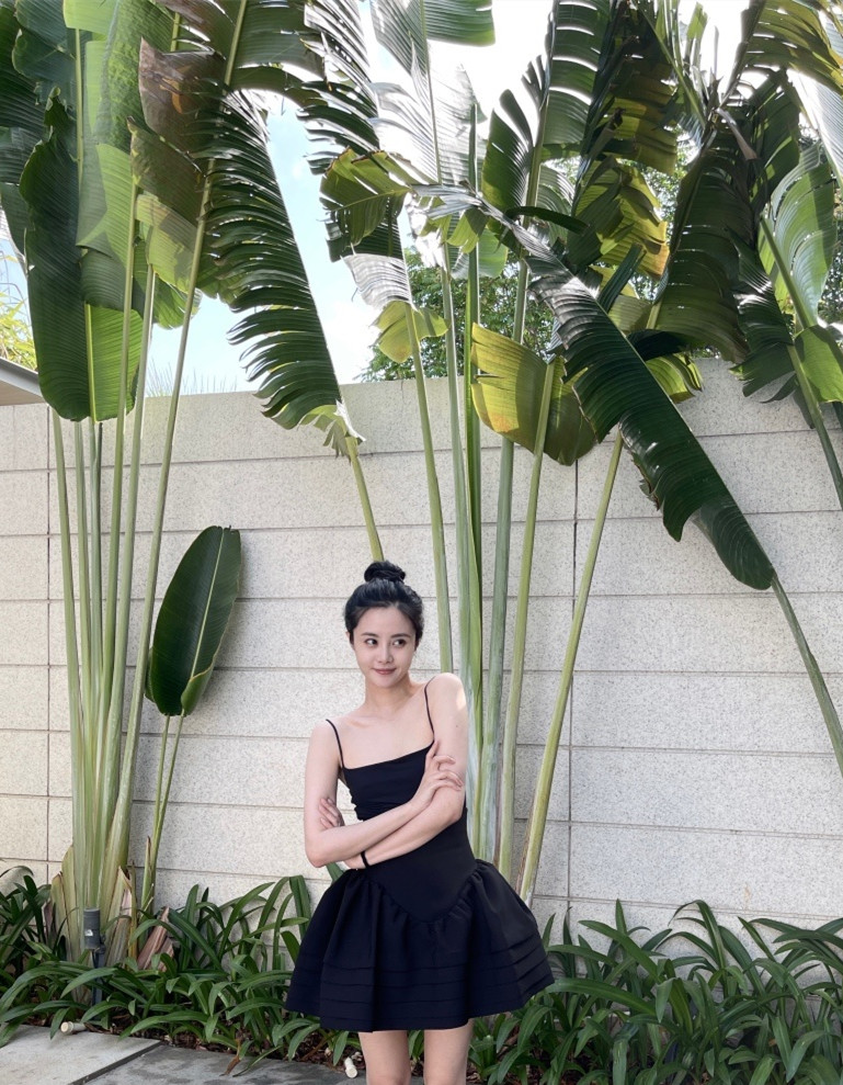 身材|李光洁媳妇真会打扮，都升级当妈了，穿得还像邻家小妹妹一般
