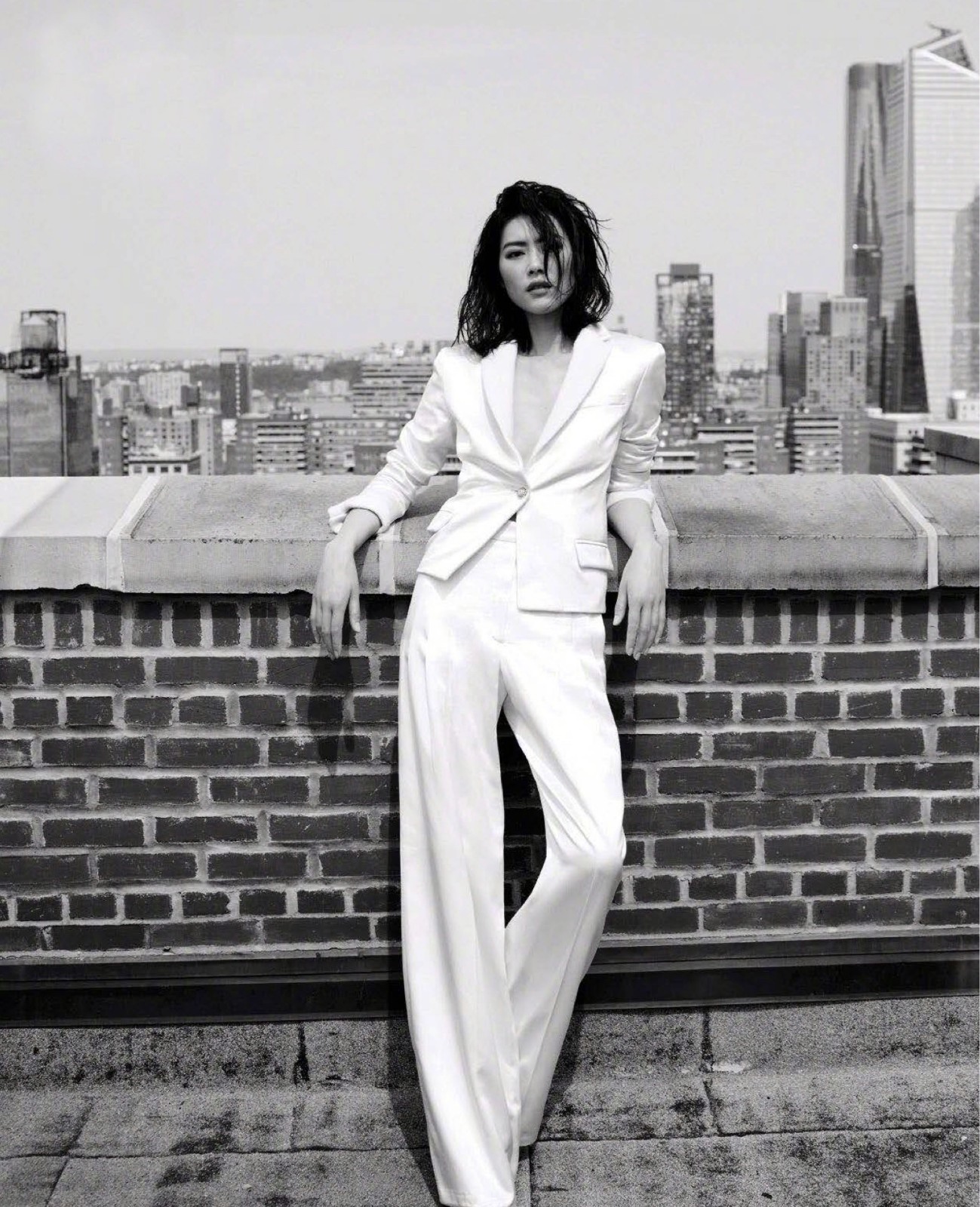 白天鹅|刘雯登时尚杂志封面，穿亮片拼接羽毛裙，优雅高贵像白天鹅