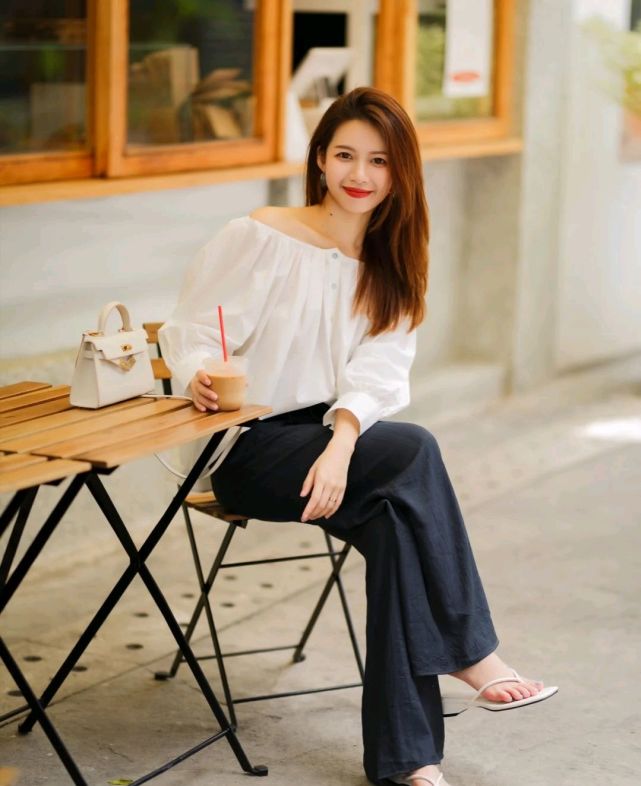 夏天|在炎热的夏天，穿上清新凉爽的服装，可以给人舒适又治愈的感觉