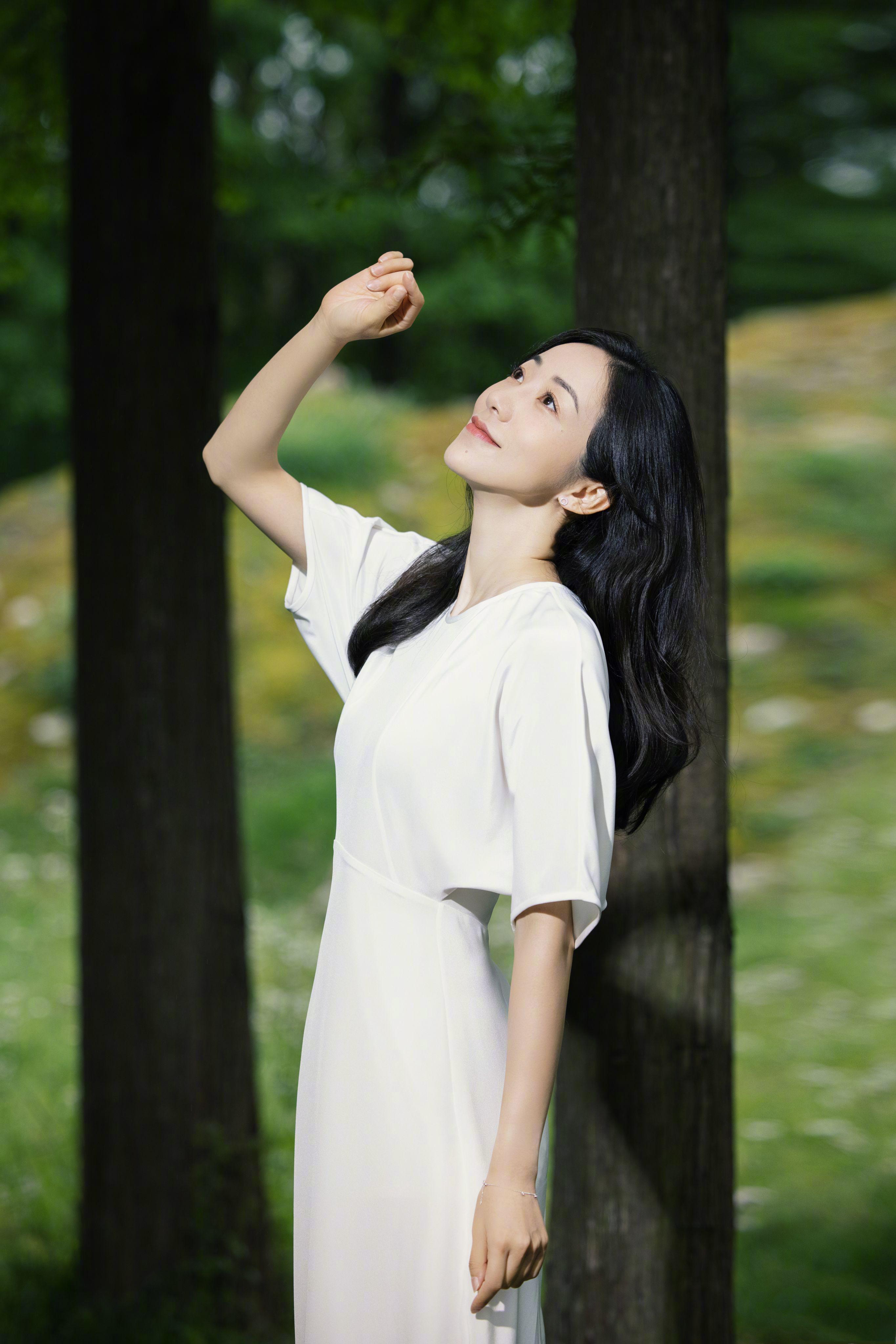 金色的手表颇显精致,细节之处尽显昂贵,整个手表的价值大概在1700万