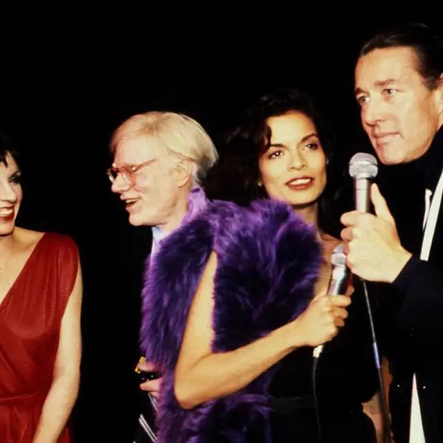 美国|凭借一顶帽子，杰奎琳成了他的粉丝，他却因为蹦迪被逐出时尚圈