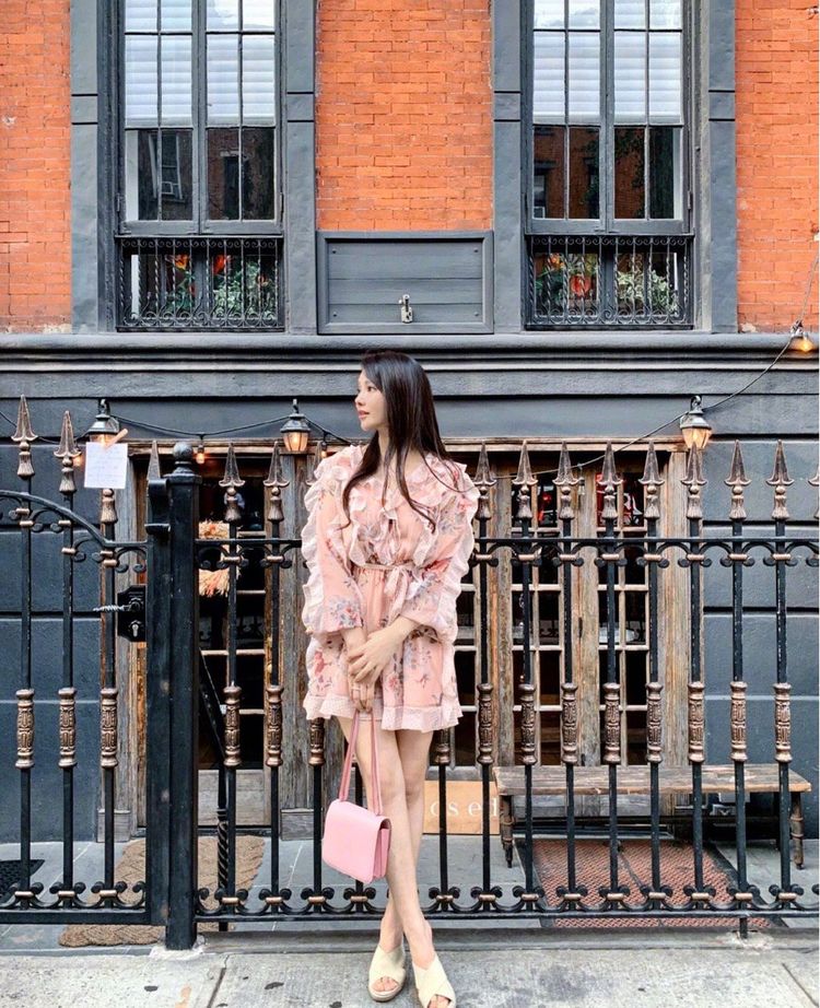 小粉|伊能静50岁还不服老?小粉裙+樱花妆清新似少女,金心耳环好拉风