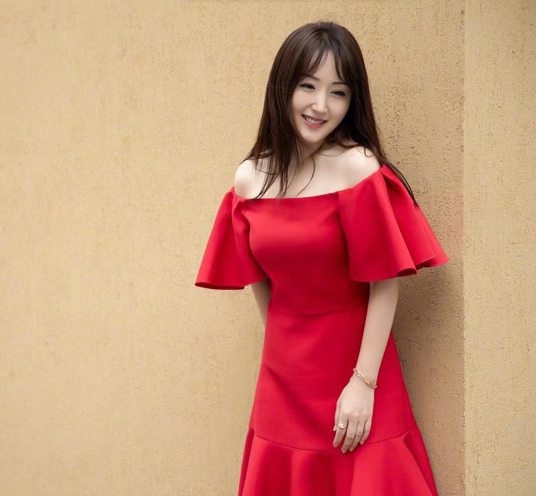 显得|杨钰莹晒照，又穿大红色露肩裙优雅气质，48岁了还是这么美！