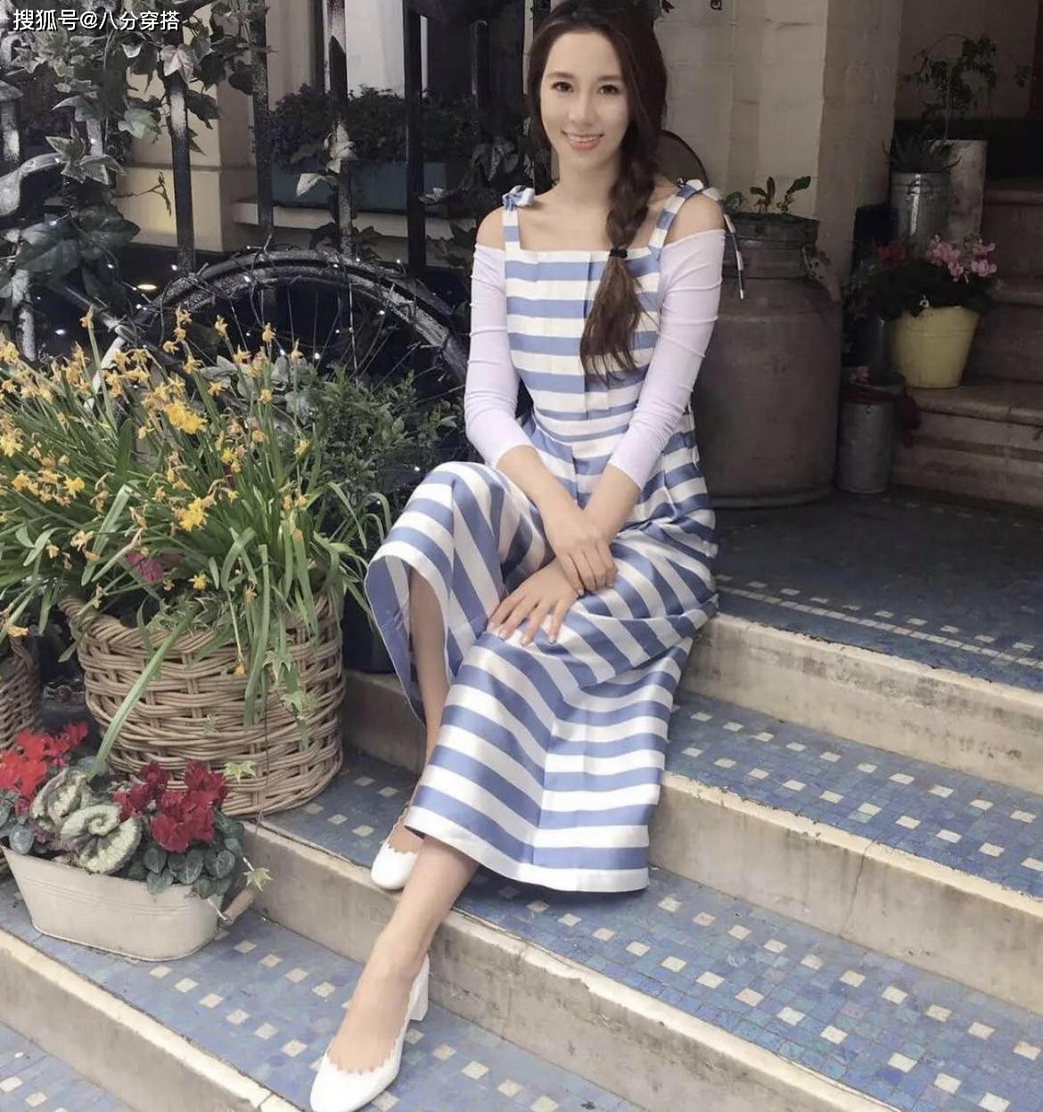 美眉|徐子淇又“秀身材”，丁香色挂脖裙高级洋气，褶皱点缀反而拉气质