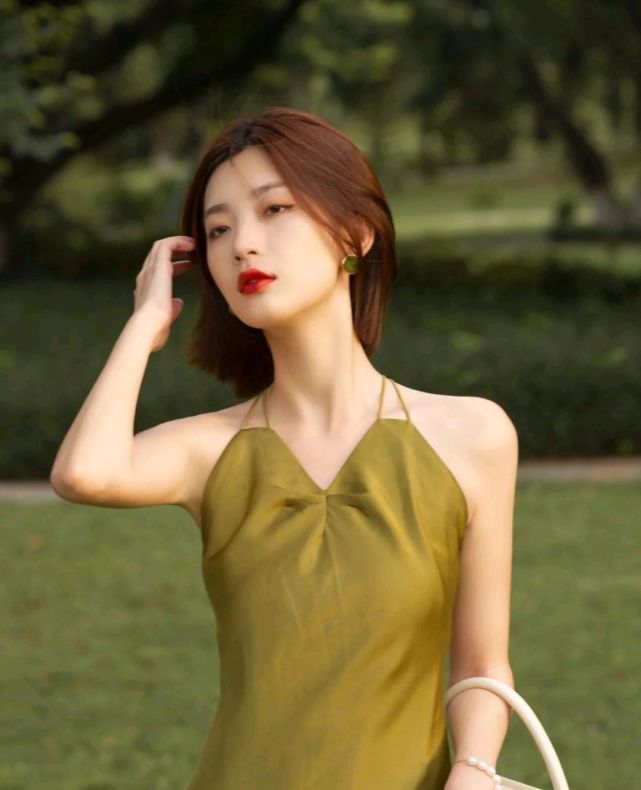 魅力|夏季怎能少得了穿吊带连衣裙？穿上合适的吊带连衣裙，凉爽又温柔