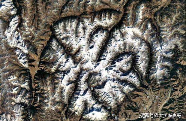 雪峰林立的格聂神山，犹如一朵八瓣雪莲，盛开在川西高原上