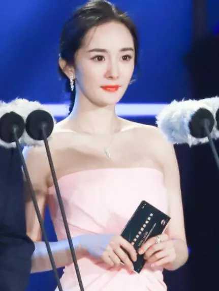 弧度|一条“浴巾”都能美出新高度，也难怪杨幂这么红了