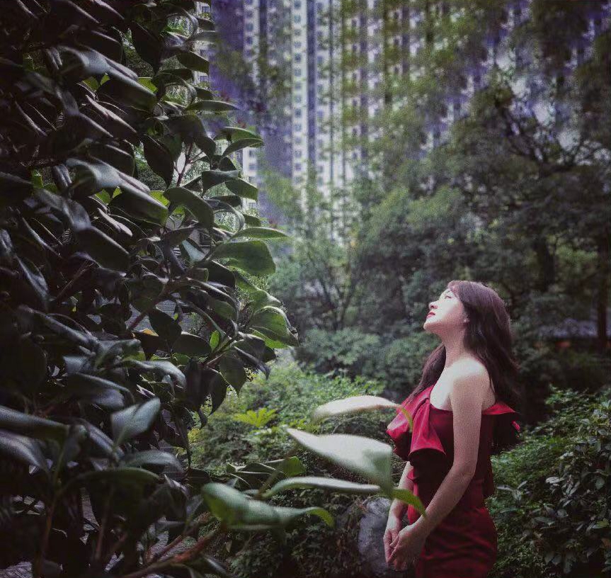 显得|杨钰莹晒照，又穿大红色露肩裙优雅气质，48岁了还是这么美！