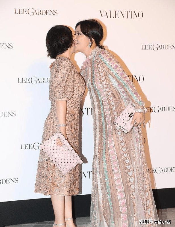 何超琼|何超琼不愧是赌王最爱的女儿,气场很难被超越,穿镂空裙也很高级