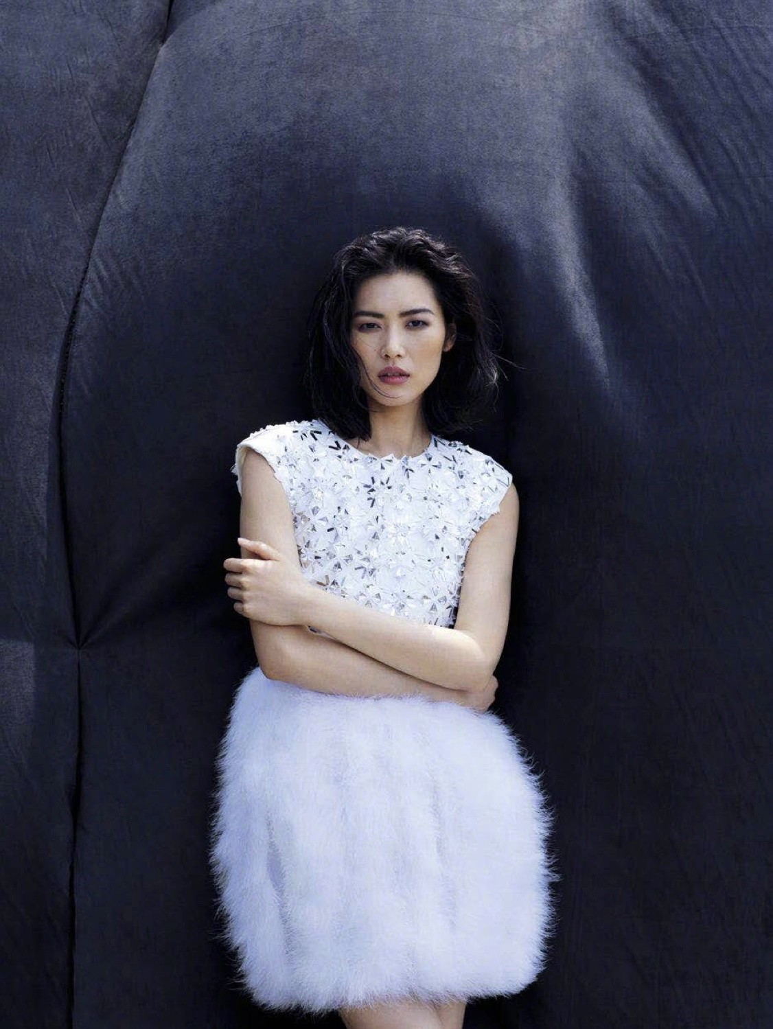 白天鹅|刘雯登时尚杂志封面，穿亮片拼接羽毛裙，优雅高贵像白天鹅