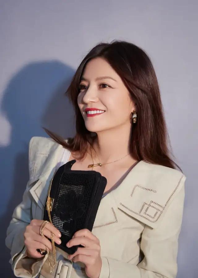 温情|赵薇：一丝幽默，一份温情，一种美。