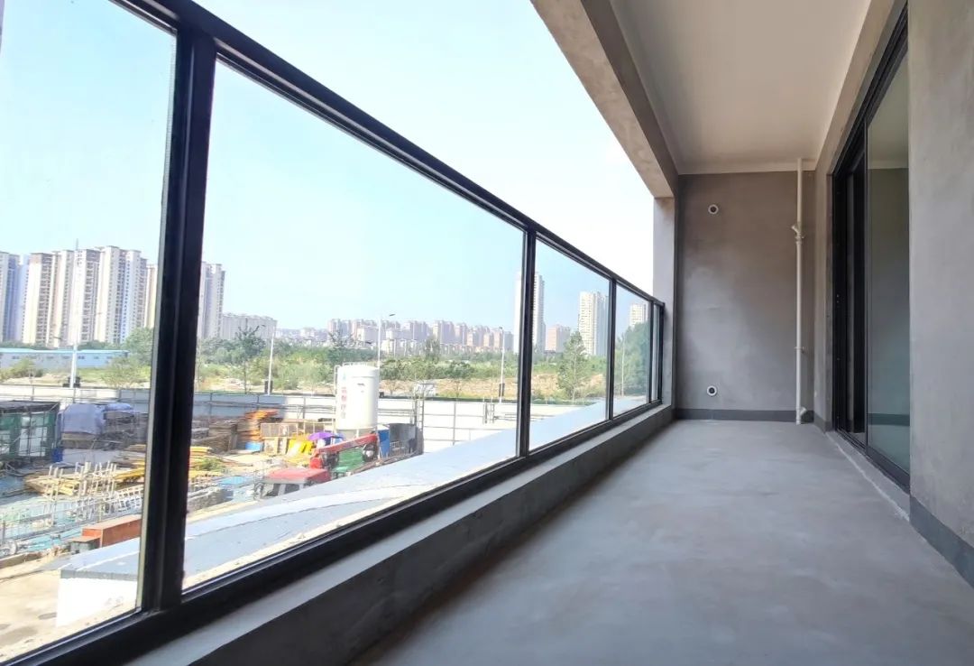 再次,「全面屏」的充足采光权让该户型有了令人倾慕的视野与通透感在