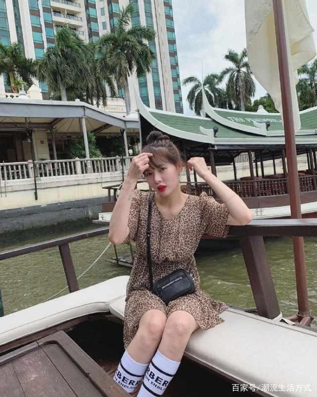 荧光|泫雅晒出街私服，身穿豹纹风格连衣裙，搭荧光色拖鞋打破俗气感！