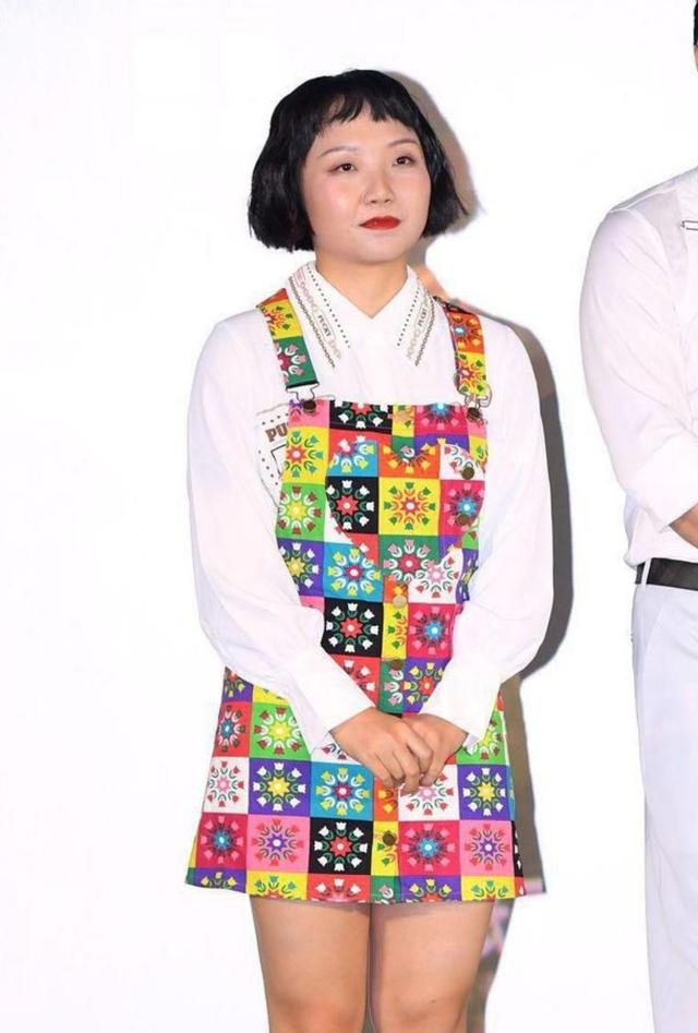 吊带|辣目洋子穿花哨裙子亮相,虽然长相普通,但脸蛋肉感十足很抢镜