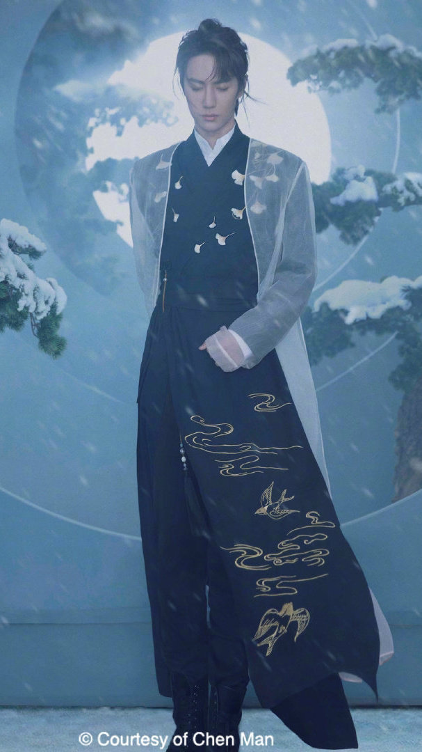 张哲瀚|王一博张哲瀚古装撞衫，新旧流量大pk，谁的造型赢了？