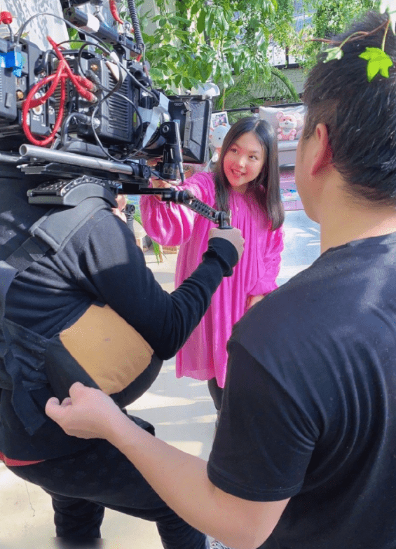 设计|李湘女儿穿公主裙拍广告，珠圆玉润很结实，一看就是富养出来的