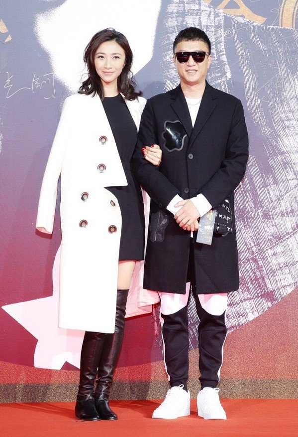 文学|孙红雷小14岁妻子好青涩,轻妆朴实显文学气息,收腰连衣裙显苗条