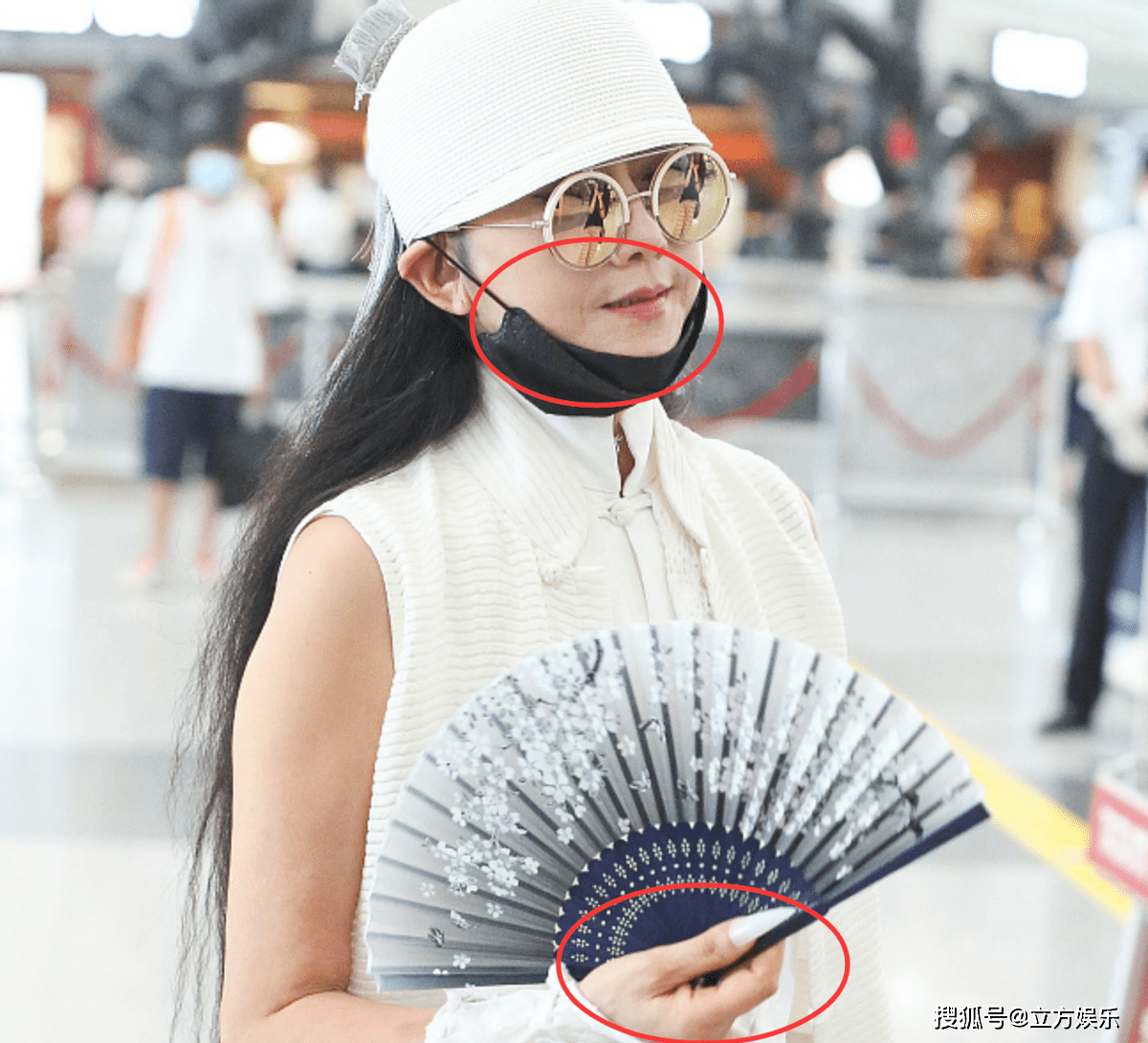 细节|62岁杨丽萍似少女，服饰和长指甲相呼应，两处细节看出她真实年龄
