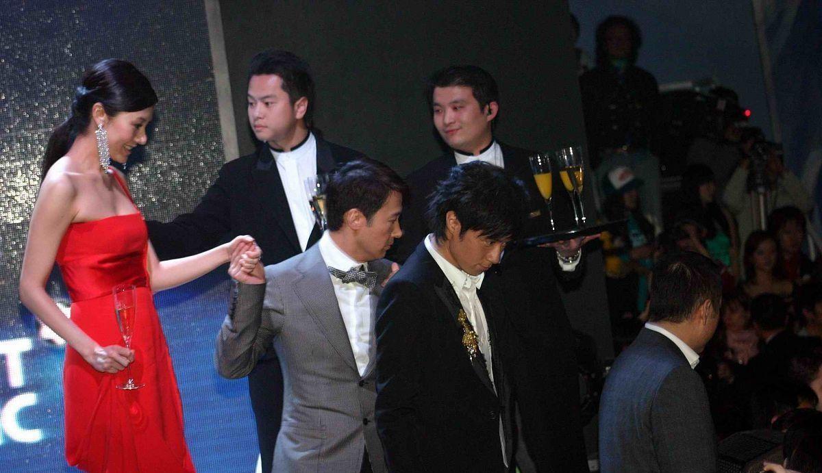 整体|李嘉欣虽然瘦却很健康，依旧有年轻时的样子，一袭长裙真挺美