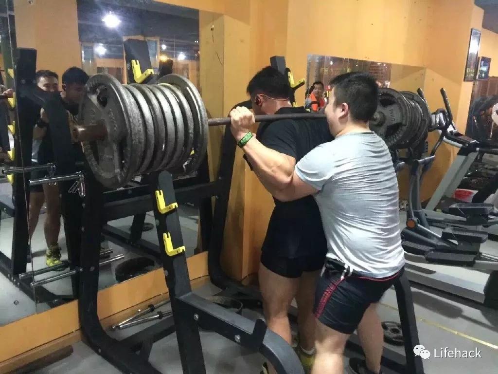 健美|39岁男警察身材照被曝光：撸铁15年成肌肉巨无霸，罪犯都不敢惹他