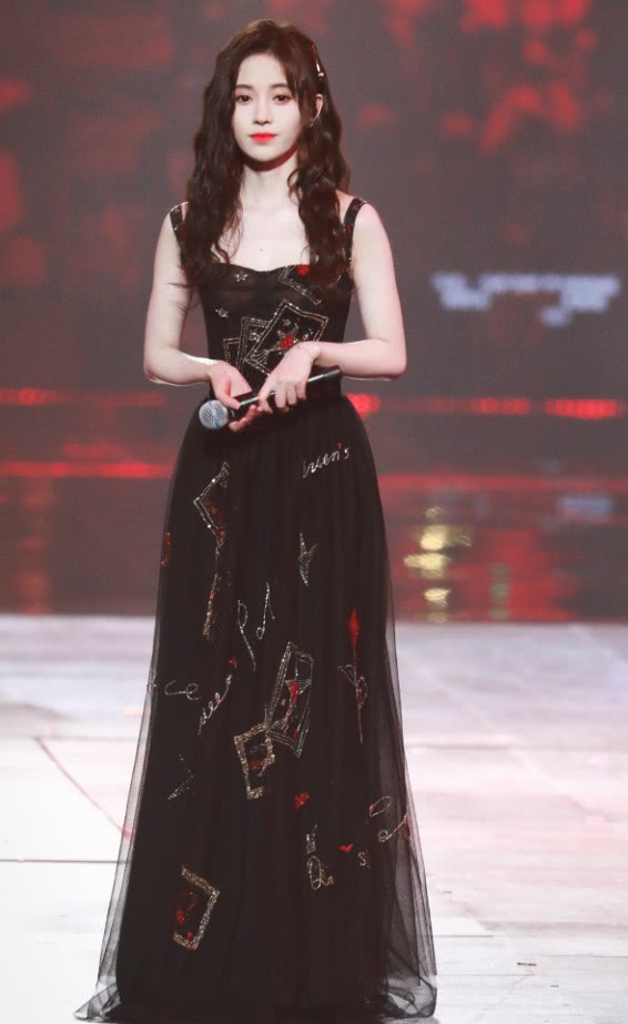 整体|76斤的鞠婧祎胖了多少？穿礼服裙暴露“肉肉臂”，影响了仙气！