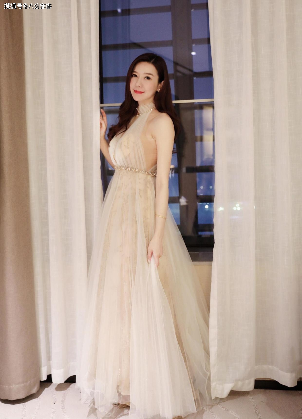 美眉|周韦彤对身材真自信，暗灰色抹胸连体裤配西装飒爽霸气，高挑有型